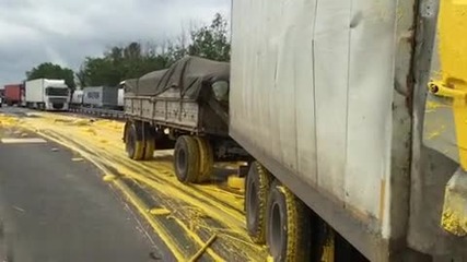 Руски тираджия си боядисва камиона при сблъсък ,но остава жив !