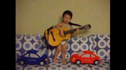 Много готин и забавен малък музикант