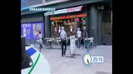 човек се баэика с охранители на магаэини. 