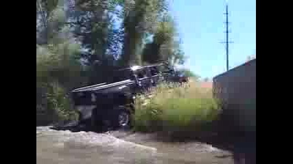 *яко* Голям Пикап Прави Off Road В Водата 