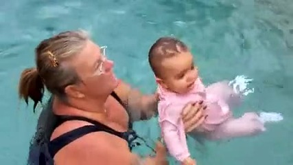 Малко бебе плува във водата!