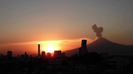 Пробуди се най-активния вулкан в Мексико (ВИДЕО)