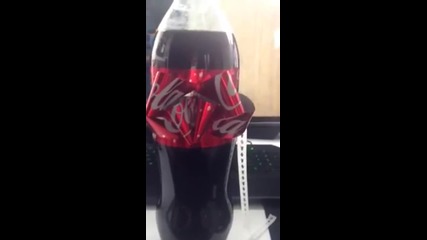 В какво се превръща етикета на Коледната бутилка " Кока Кола "