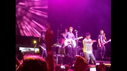 A brazilian fan sings and Dances Cant Back Down With Demi 