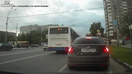 Руснак прави дрифт на завой !