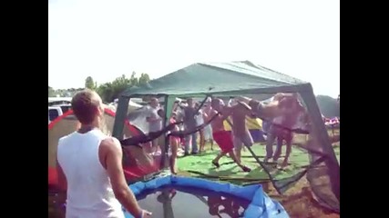 Как излетя само : Д