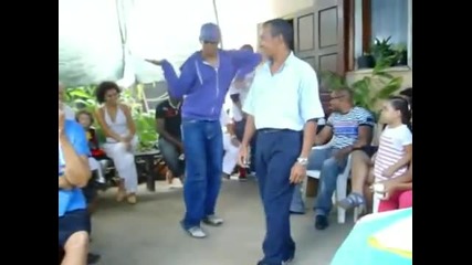 Баща и син си правят батъл на танци