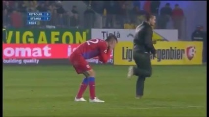 Фен атакува футболист по-време на мач!
