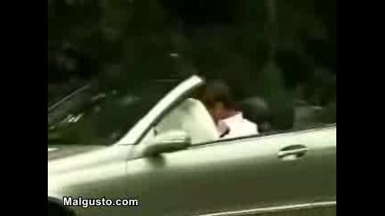 Възрастна Жена задейства airbag
