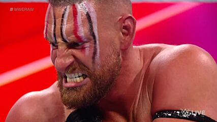 Austin Theory viciously attacks Finn Bálor: Raw, Dec. 6, 2021