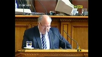 Огнян Герджиков вади полезни изкопаеми от ушите си в пленарната зала:)) - Господари на ефира 09.04.08 HQ