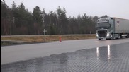 Тестване на автоматичните спирачки за критични случаи на Тир Volvo