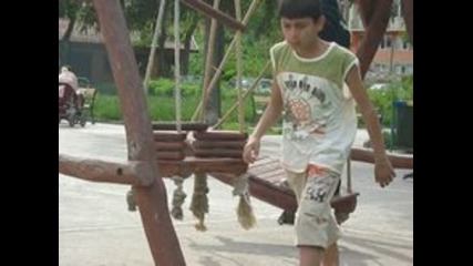 Golemi Mom4eta Si Igraqt V Deckiq Park