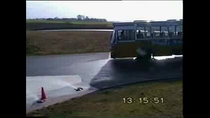 дрифт със автобус