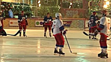 Путин игра хокей на Червения площад