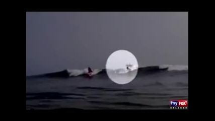 Акула скача над сърфист