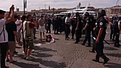 Нови сблъсъци между полиция и фенове в Марсилия
