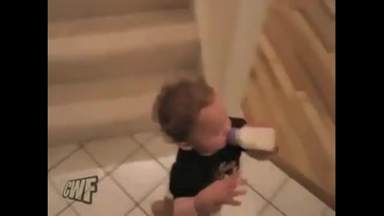 Бебе бързо слиза по стълбите
