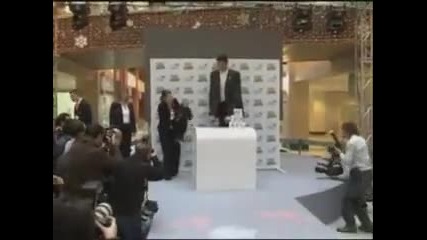 най високия човек в света (247 см) се среща с най ниския (74 см) 