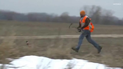 Ловец се опитва да улови фазан с лък и стрела
