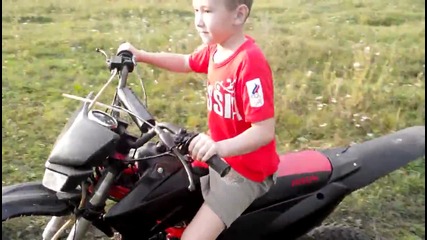Малък мъж с мотор