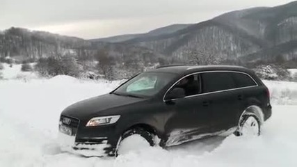 Audi Q7 прави маневри на снега
