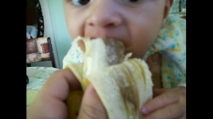 Стани яде за първи път банан 