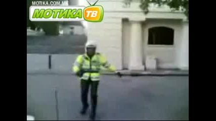 Когато му е досадно на полицая
