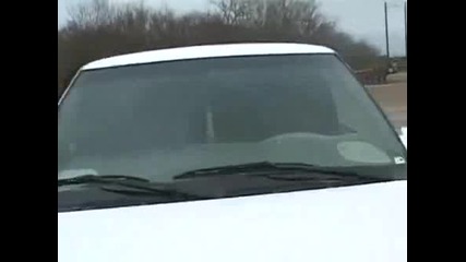 Много добър бас и много готино маце 