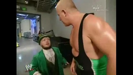 Finlay хвърля Hornswoggle при Малкия Boogeyman 