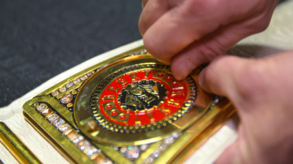 Becky Lynch gets her custom plates added to SmackDown Women's Title: WWE.com Exclusive, Sept. 18, 2018