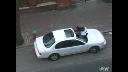 Момичето е ядосано на гаджето 