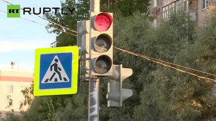 Само в Русия - работещи светофари по средата на поляна