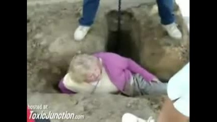 Дебела жена заседнала в дупка и не може да излезе