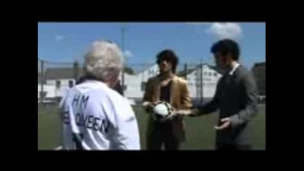 Jonas Brothers Vs The Queen - Football