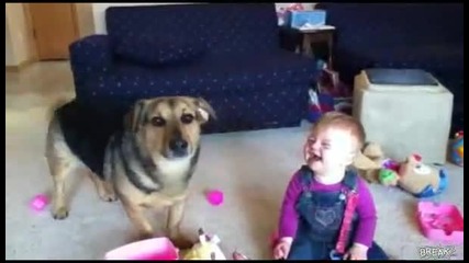 Бебе се смее от куче което напада балони