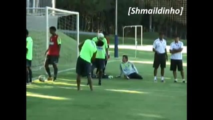 Ronaldinho показва класата си на първата си тренировка във Фламенко !!!! 