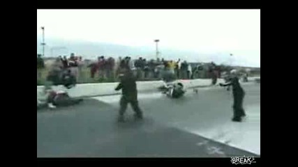 Моторист блъска двама души