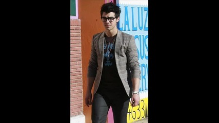 Joe Jonas и многото му очила 