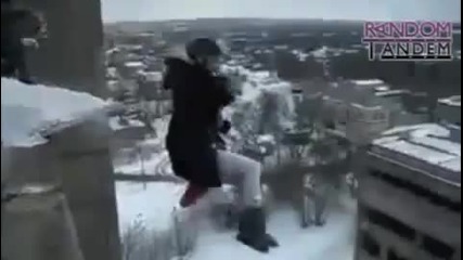 Луди руснаци изхвърлят момиче от покрив на блок ..