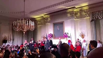 На прием в Белия дом: Южнокорейският президент Юн Сук-йол пя „Американски пай“