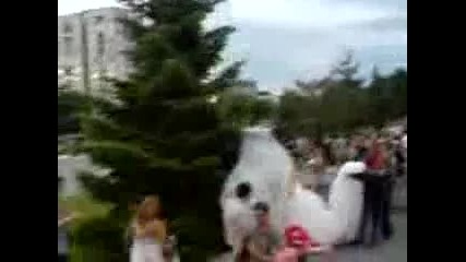 Абитуриент каца с парашут на бала си в Пловдив 