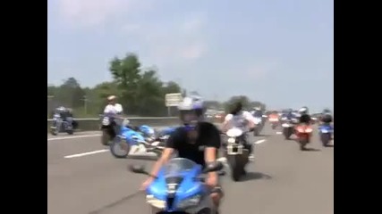 Моторист пада по време на трик