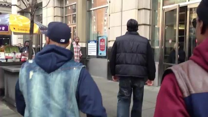 T.i. продава албуми в магазин в New York