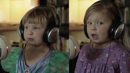 Две момиченца близначки пеят " Let It Go " от филмчето " Замръзналото кралство " ( Disney's Frozen )