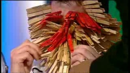 Гинес Световни Рекорди: Най - много щипки слагани върху лицето