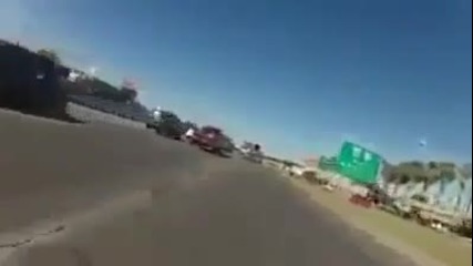Бързо каране на мотор по магистрала!