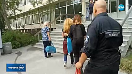Иванчева влезе в болница, окована с белезници на ръцете и краката