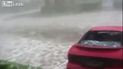 Градушка разбива лека кола