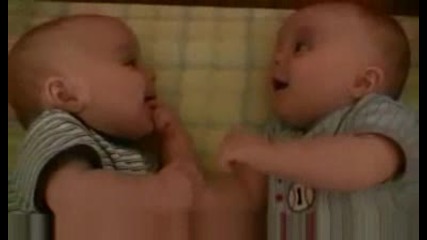 Сладки бебоци си говорят на техен език